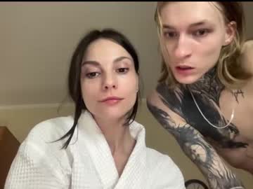 couple Live Sex Girls On Cam with showamnesia