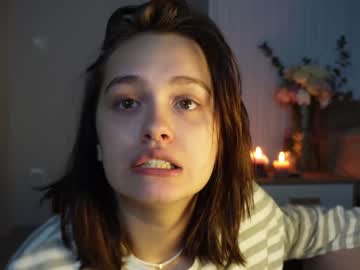 girl
        evi_woow cam image #6570