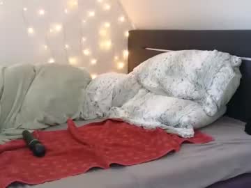 girl
        lunaticminx cam image #3211