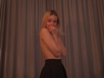 girl
        wanda_woman cam image #17069
