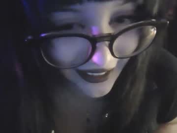 girl
        lottiepoppie cam image #1676