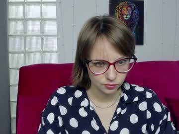 girl
        bright_lucy cam image #15213